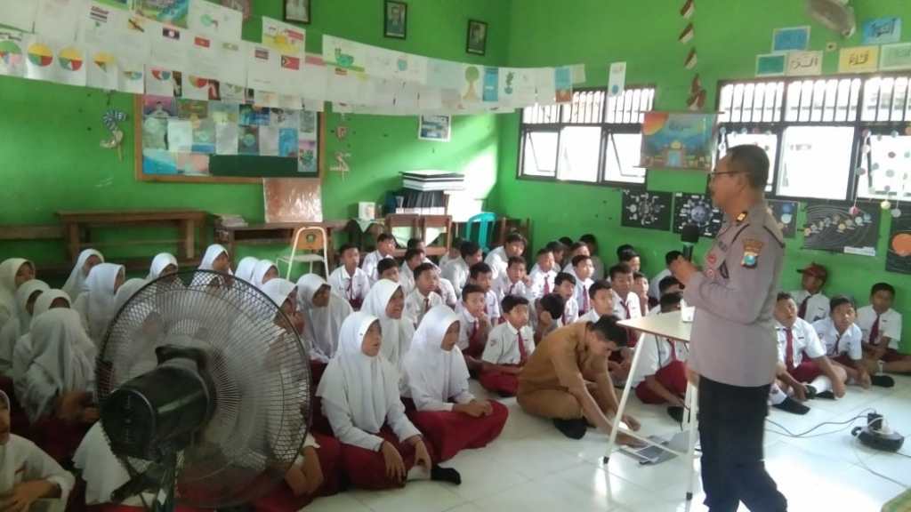 Peringati Hardiknas, Anggota Sat Binmas Polresta Sidoarjo Edukasi&nbsp;Pelajar