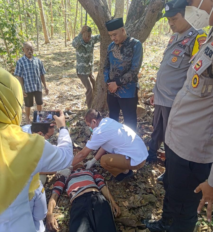 Quick Respons Polsek Jatisrono Evakuasi Orang Gantung&nbsp;Diri