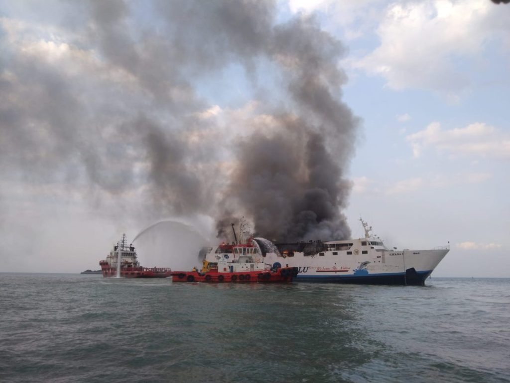 Kebakaran Kapal KM KIRANA I di Perairan Semarang, Ditpolairud Polda Jateng bersinergi Berhasil Evakuasi 52 Kru&nbsp;Kapal