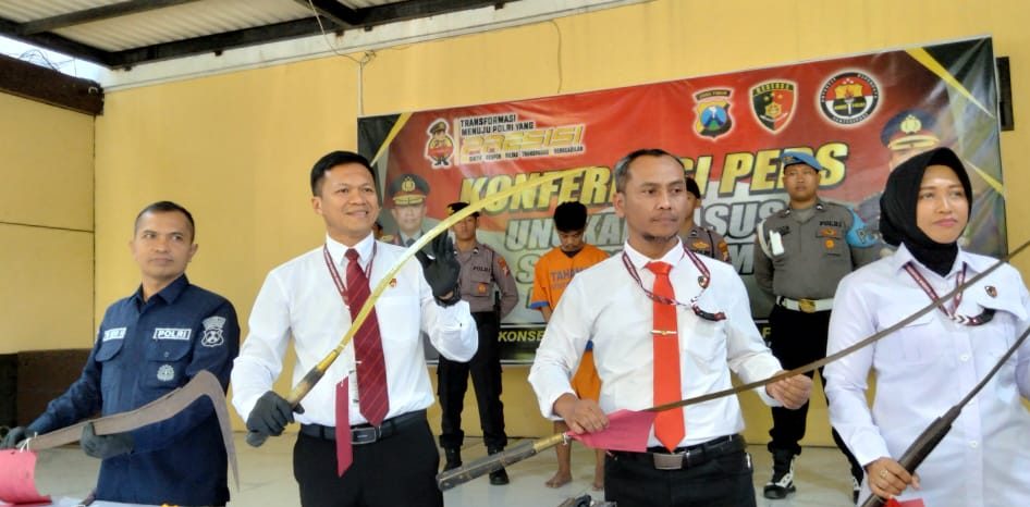 Seorang Pelajar Kediri Ditangkap Polisi Sidoarjo Usai Kedapatan Bawa Sajam untuk&nbsp;Tawuran