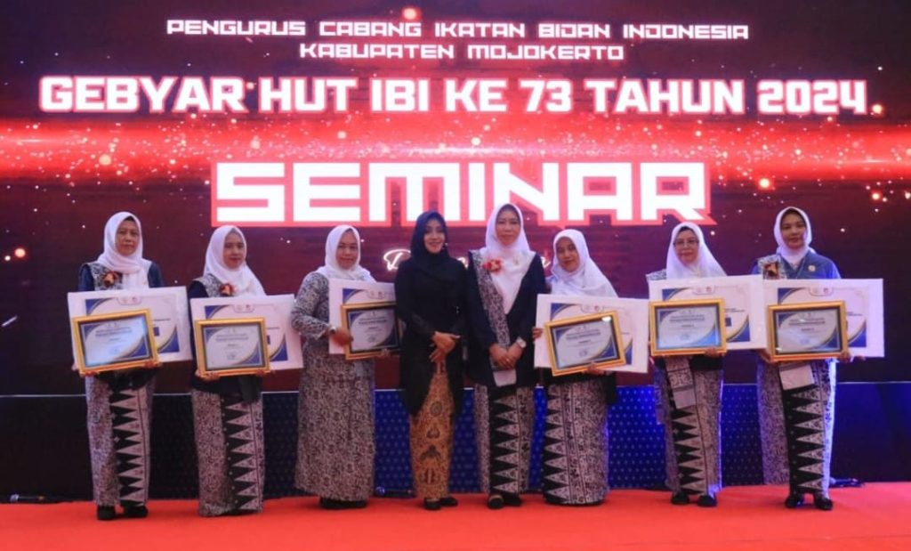 Bupati Ikfina Apresiasi Dedikasi Bidan di Mojokerto Pada Gebyar HUT IBI&nbsp;ke-73