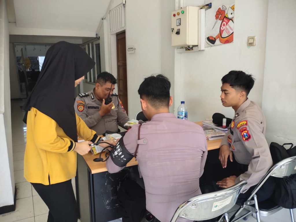 Si Dokkes Polresta Sidoarjo Patroli Kesehatan Personilel Operasi Mantap Praja Semeru&nbsp;2024