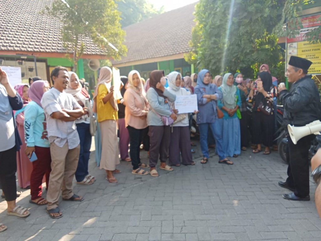 Puluhan Wali Murid SDN Juwetkenongo Kembali Gelar Aksi Demo Tuntut Plt. Kepala Sekolah&nbsp;Mundur